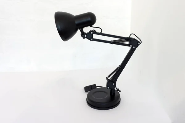 eski metalik bakır renkli masa lambası üzerinde beyaz arka plan izole portre bir vintage masa lambası