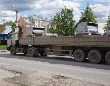 bir açık üst kamyon kargo ile uzun yarı römork