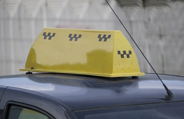 Gelbes Taxi-Dachschild mit Telefon, Geld und Kreditkarten an, Nahaufnahme — Stockfoto