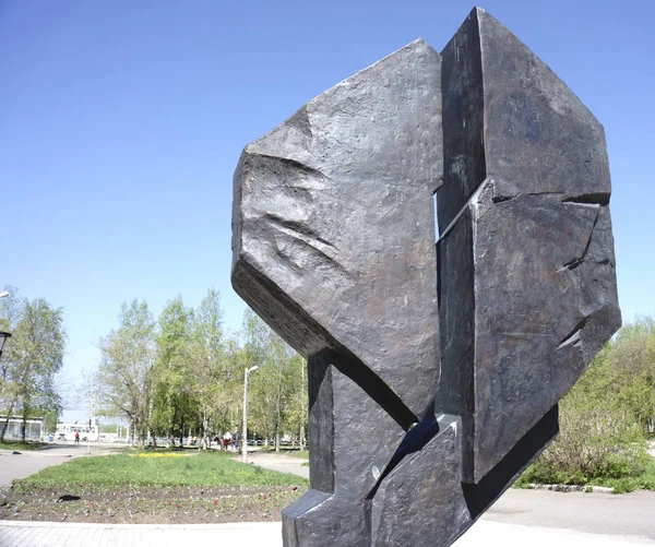 Monumen ini terbuat dari besi tuang - Rusia - Berezniki 10 Juni 2017 — Stok Foto