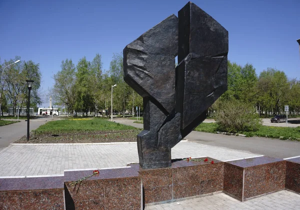 Monumen ini terbuat dari besi tuang - Rusia - Berezniki 10 Juni 2017 — Stok Foto