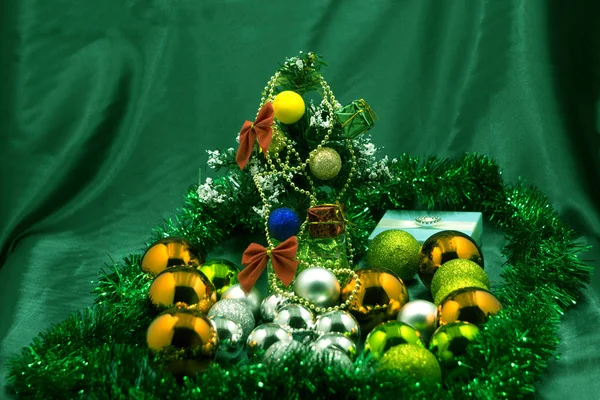 Neues Jahr, grüner Baum, festliche Stimmung, Neujahrsspielzeug, ein kleiner grüner Weihnachtsbaum — Stockfoto