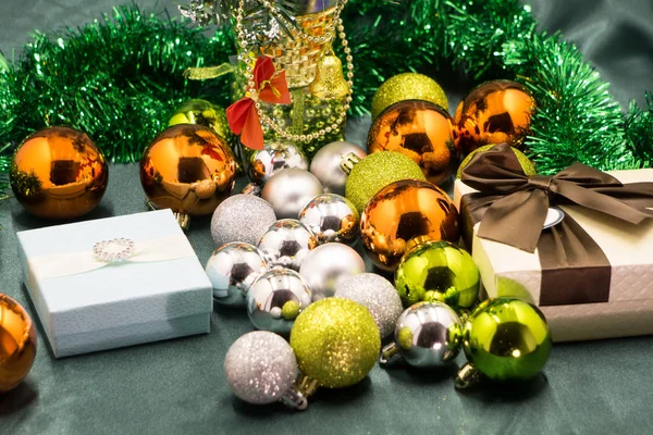 Cajas de regalo con regalos de Navidad envueltas en papel rojo con adorno sobre fondo blanco — Foto de Stock