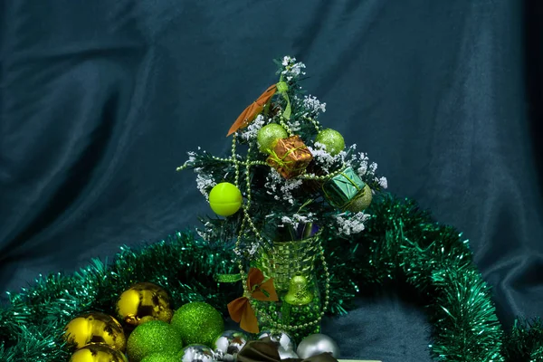 Caixas de presente sob a árvore de Natal — Fotografia de Stock