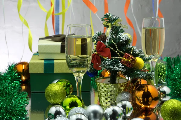 Caixa de presente rústica com copos de champanhe — Fotografia de Stock