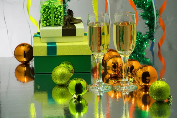 Boże Narodzenie dekoracje odrobina szampan szkło na fioletowym tle — Zdjęcie stockowe