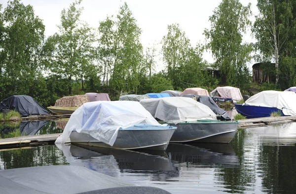 Motorboot op de pier — Stockfoto