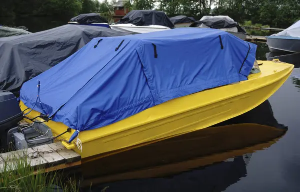 Motorboot op de pier — Stockfoto