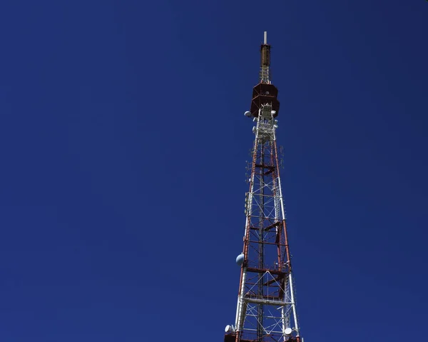 Torre de telecomunicaciones con antenas con cielo azul — Foto de Stock