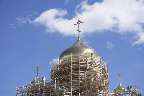 Nuova chiesa incompiuta di mattoni gialli — Foto Stock