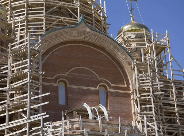 Nuova chiesa incompiuta di mattoni gialli — Foto Stock