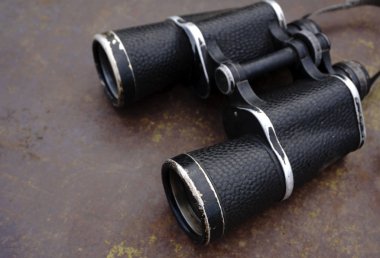 Paslı bir yüzey üzerinde siyah dürbün