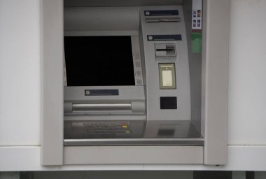 Gri bir Atm duvarında. Siyah çerçeve .