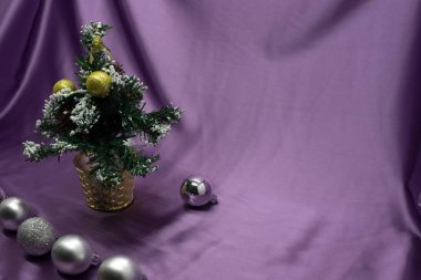 Noel dekorasyon ağaç, baubles ve parlayan ışıklar arka plan üzerinde hediyeler