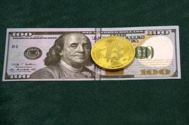 Yüz dolar faturaları üzerinde bir Bitcoin. Portre, makro çekim