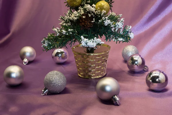 Vánoční strom dekorace, ozdoby a dárky na zářící světla pozadí — Stock fotografie