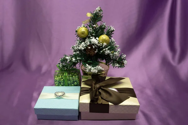 나무 아래 크리스마스 선물 — 스톡 사진