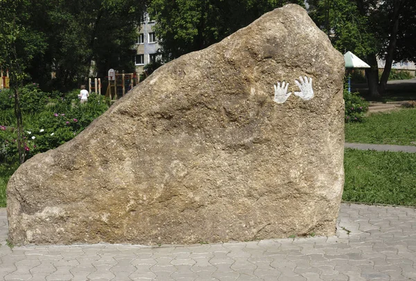 Duży kamień chce z nadrukiem ręce — Zdjęcie stockowe
