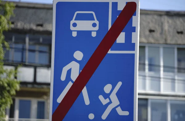 Children crossing the street in a school zone, road signs and road — Stock Photo, Image