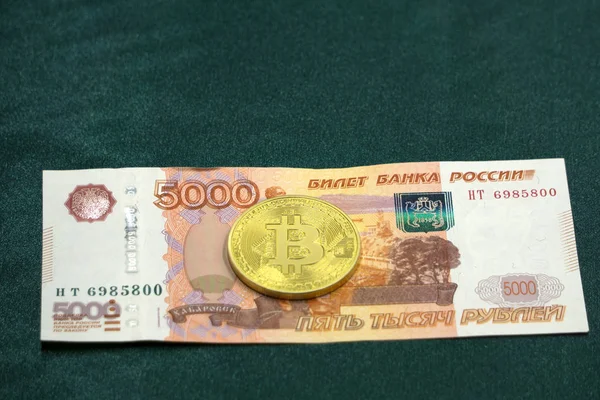 Un Bitcoin en billetes rusos. Primer plano, macroplano  . — Foto de Stock