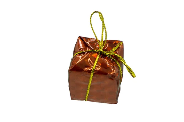 Caja de regalo roja vista superior con cinta dorada  . — Foto de Stock