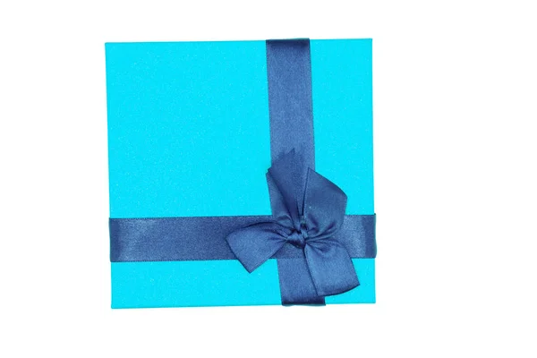 Mavi hediye kutusu beyaz arkaplanda izole edildi — Stok fotoğraf