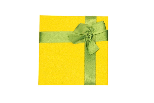 Beyaz arka plan üzerinde izole sarı hediye kutusu. Şerit'i sarılmış bir Noel hediyesi. — Stok fotoğraf