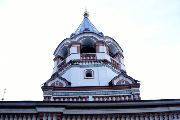 Vista la Chiesa con la guglia dorata — Foto Stock