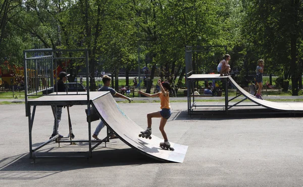 Montar la montaña rusa niños montar en el Parque-Rusia Berezniki 12 Jul 2017  . — Foto de Stock