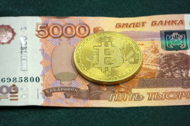 Beş bin Rus ruble ve bitcoin.