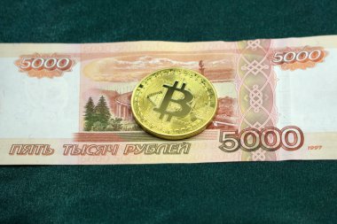 Altın bitcoins ve para 5000 ruble Rus ruble ve .