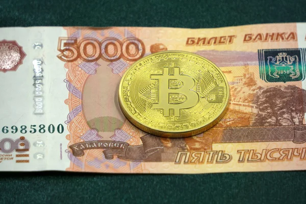 Cinco mil rublos rusos y bitcoin . — Foto de Stock