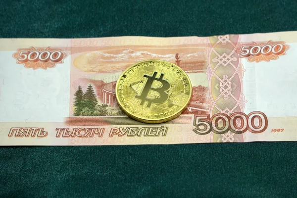 Золотые биткоины и деньги 5000 рублей  . — стоковое фото