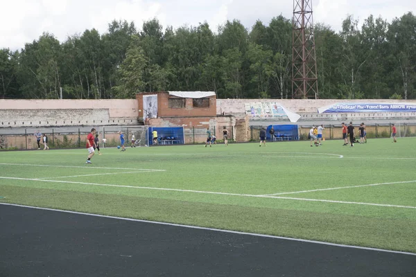 Trénink na poli fotbalu na hřišti - Rusko Berezniki 25 červenec 2017 — Stock fotografie