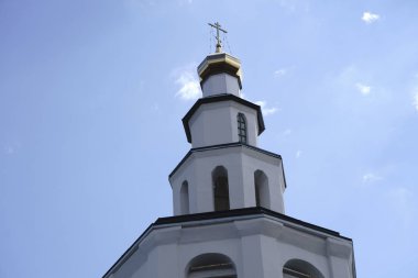 üzerinde yaz günü bakan eski beyaz kilise