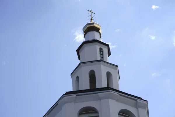 Vecchia chiesa bianca in vista il giorno d'estate — Foto Stock