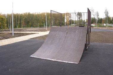 Çeşitli rampaları ile açık skatepark