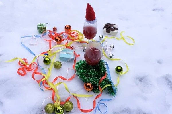 Dos copas con vino tinto en mesa de madera con luces de hadas y feliz tarjeta de Navidad —  Fotos de Stock