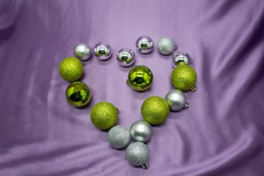 kalp Noel topları ile kaplı olduğu