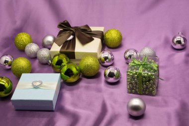 Parlayan parti ışıkları hediye kutuları arka plan bokeh karşı büyük bir kırmızı yay ile. Lüks yeni yıl hediyesi. Noel hediyesi. Noel hediye kutusu ile arka plan. Noel Kutlamaları