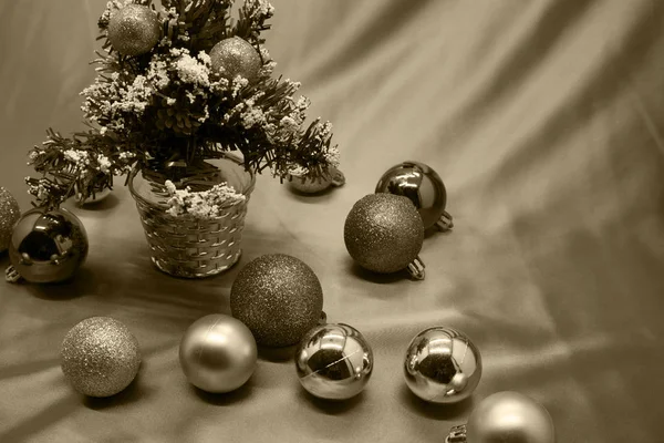 Decoración del árbol de Navidad en regalos blancos negros sobre fondo de luces brillantes — Foto de Stock