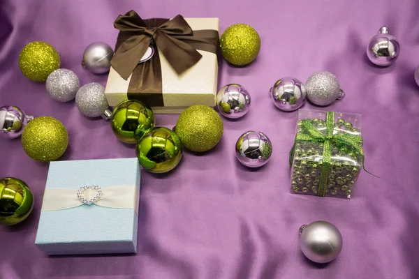 Tres cajas de regalo blancas con cintas rojas forman sobre fondo púrpura — Foto de Stock