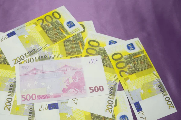 Various Euro banknotes of 200 and 500 Euro banknotes in a continuous layer — Stock Photo, Image
