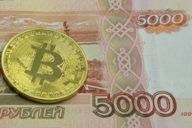 Bitcoin, yeni sanal para fiziksel sürümü. Cryptocurrency, altın ve dolar yatırımcılar için kavramsal görüntü.