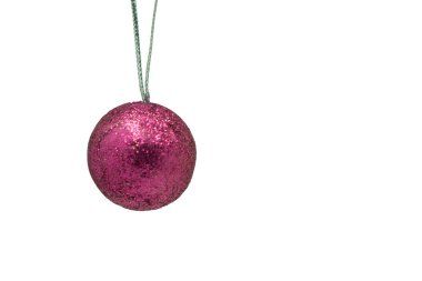 Beyaz arkaplanda izole edilmiş noel topu .