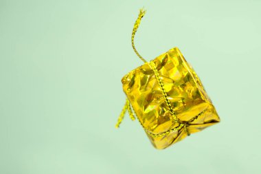 Oyuncaklar ve dekoratif bell Noel ağacı üzerinde.