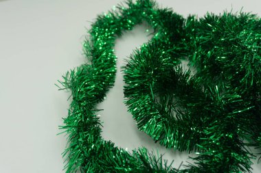 Yeşil Noel tinsel içinde belgili tanımlık geçmiş. Noel yeşil renk. Noel ,