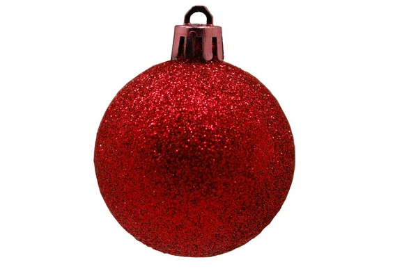 Rosso palla di Natale appeso isolato su sfondo bianco — Foto Stock