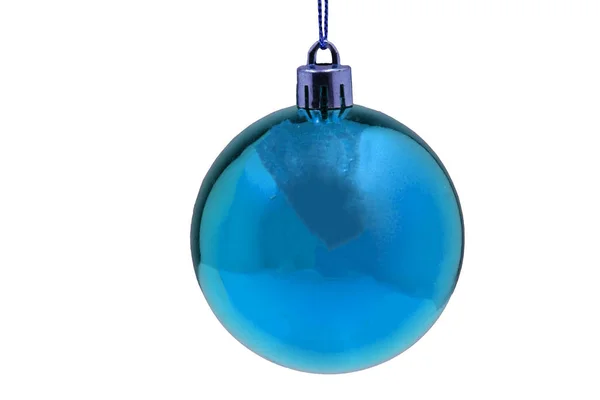 Schöne blaue Weihnachtskugel isoliert auf weiß — Stockfoto