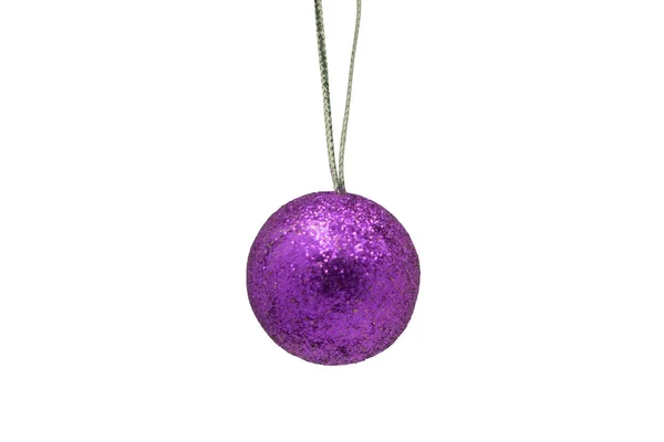 Большой фиолетовый рождественский шар украшения изолированы на белом фоне . — стоковое фото